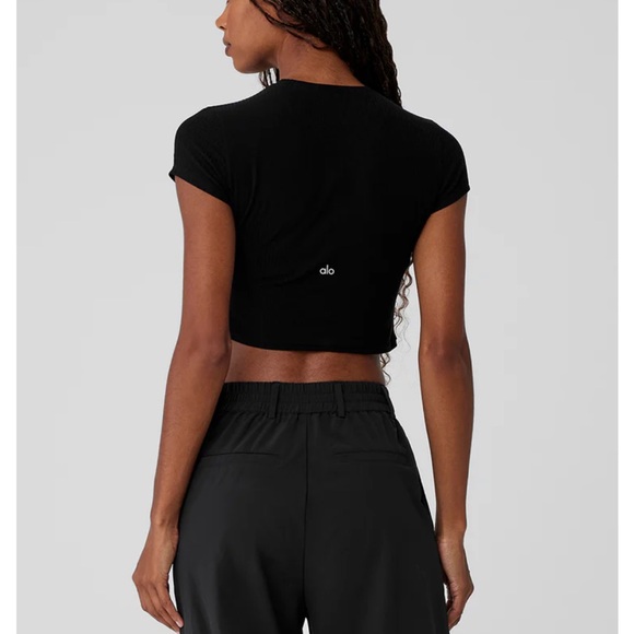 ALO Ribbed Sea Coast Cropped Short Sleeve Tee Black - Picture 1 of 6